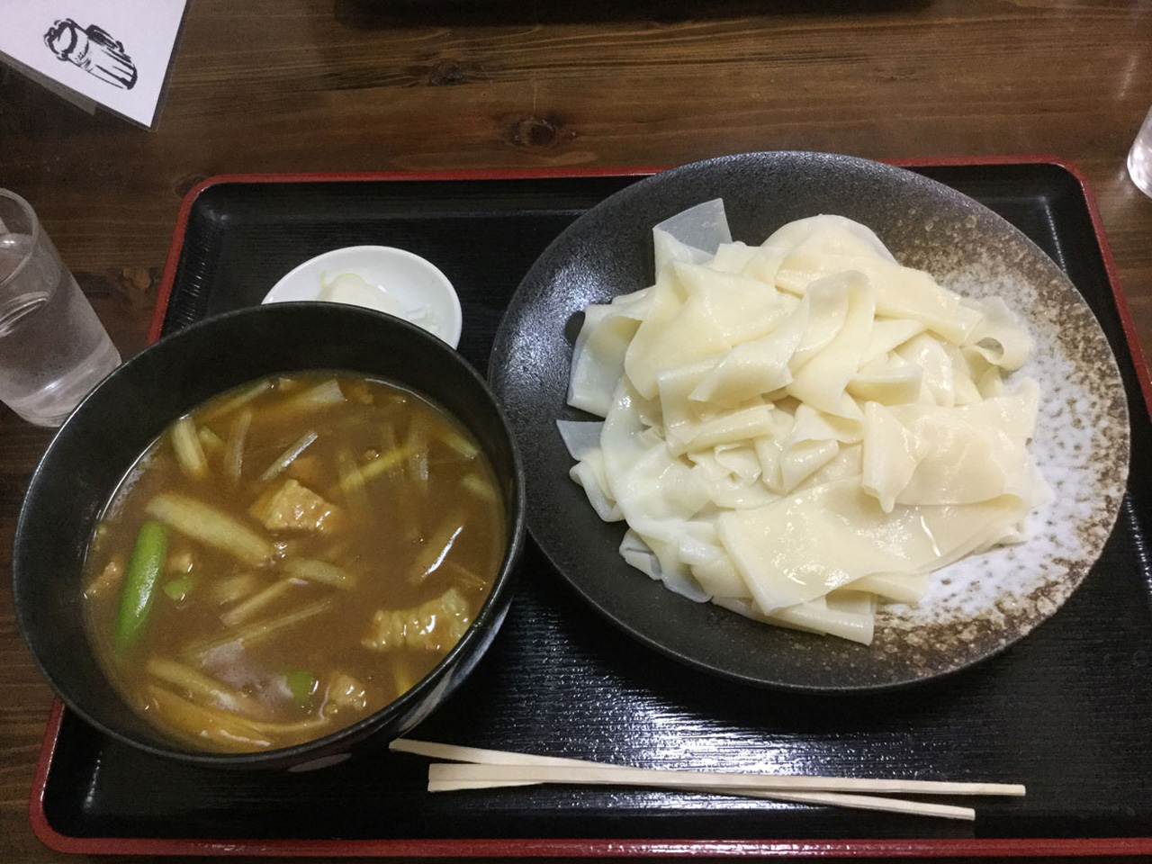 極上の麺を濃厚な汁で手繰る　つけカレーひもかわ
